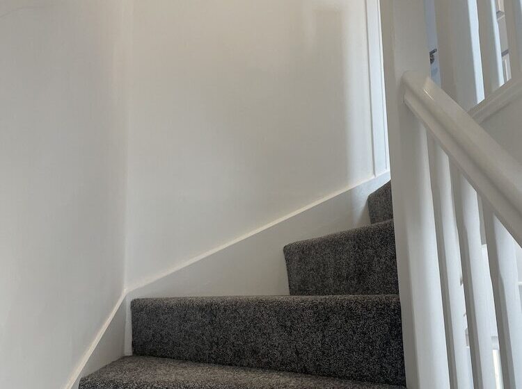 اقامتگاه Beautiful 3 Bed House In Derby With Parking