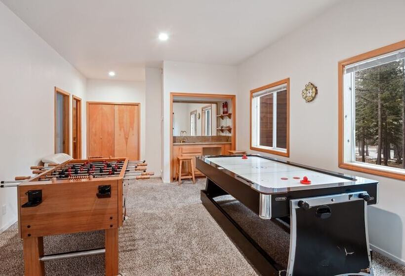 Truckee Pines Retreat Game Room & Forest Views