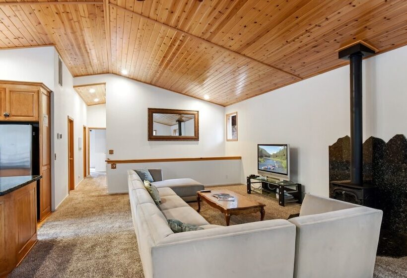 Truckee Pines Retreat Game Room & Forest Views