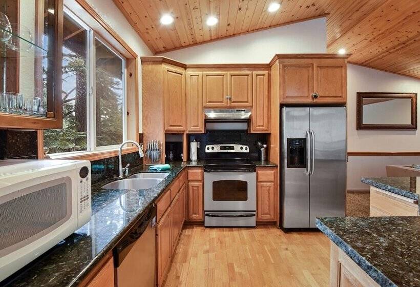 Truckee Pines Retreat Game Room & Forest Views