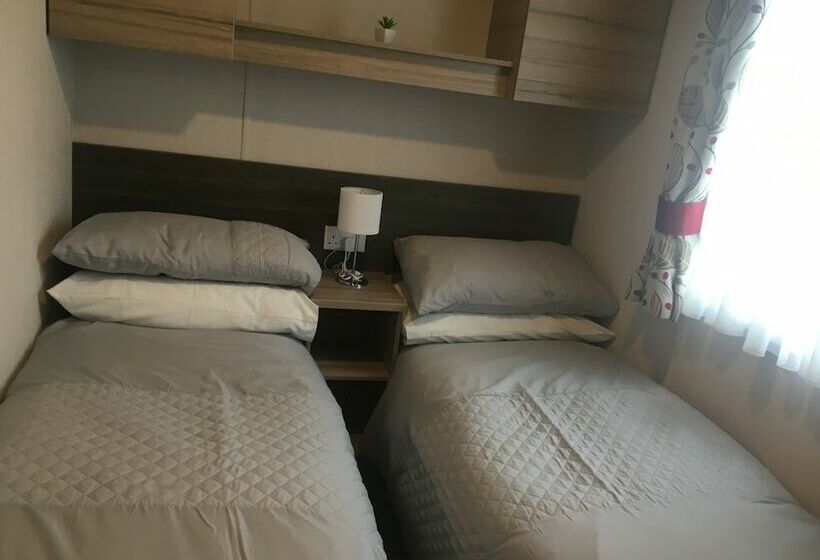 A Lovely Caravan On Quiet Site At Westward Ho!