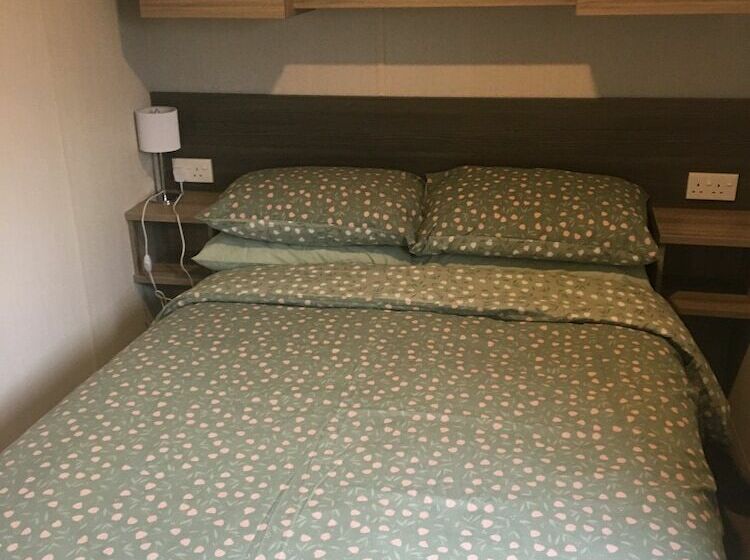 A Lovely Caravan On Quiet Site At Westward Ho!