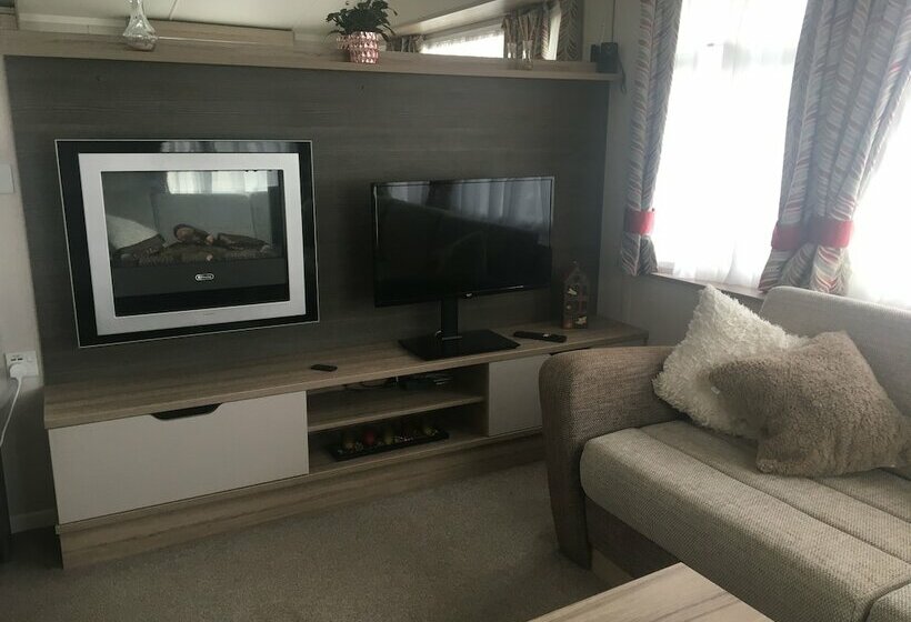 A Lovely Caravan On Quiet Site At Westward Ho!