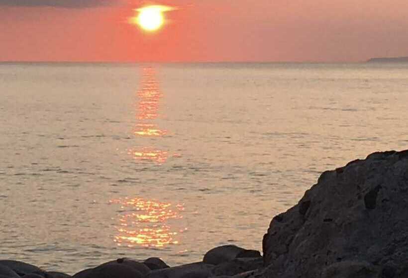 A Lovely Caravan On Quiet Site At Westward Ho!