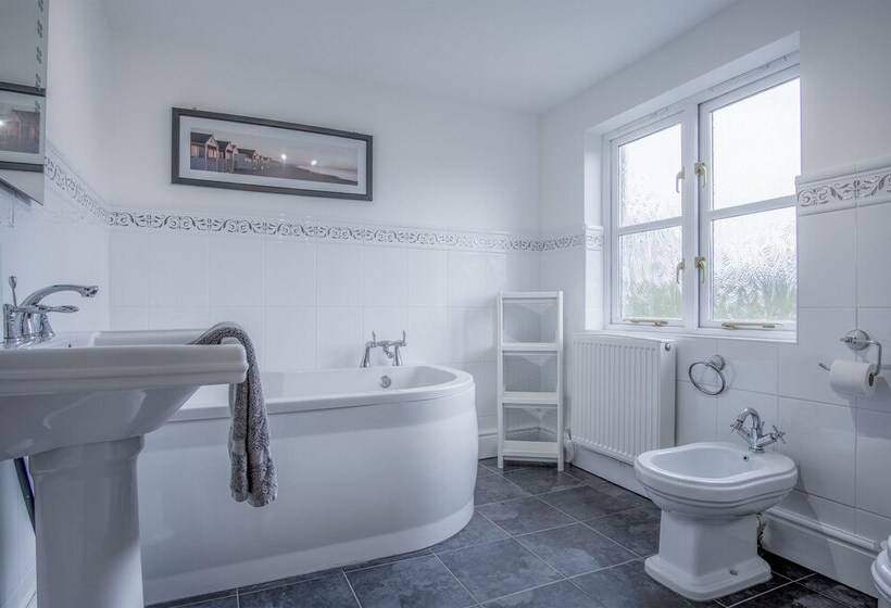 Angle Adventures   4 Bed Cottage   Angle