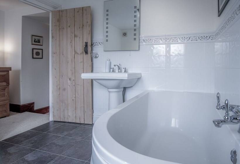 Angle Adventures   4 Bed Cottage   Angle