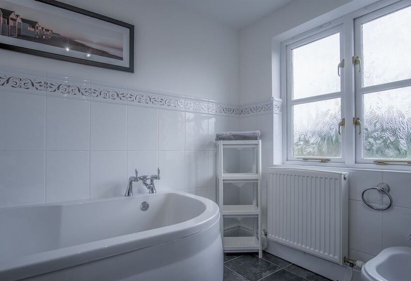 Angle Adventures   4 Bed Cottage   Angle