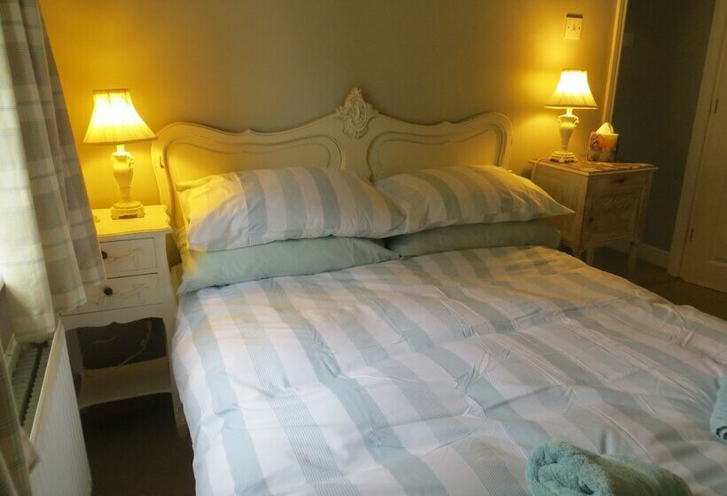 Evelyn Cottage, Charming Cottage Tucked Away