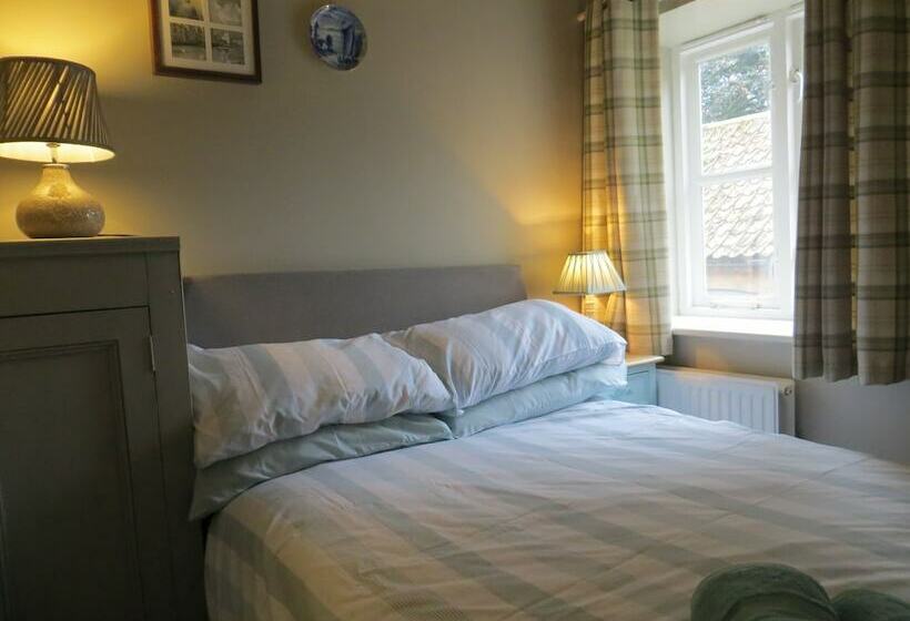 Evelyn Cottage, Charming Cottage Tucked Away