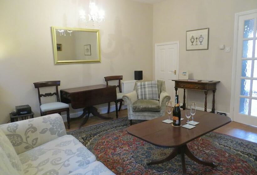 Evelyn Cottage, Charming Cottage Tucked Away