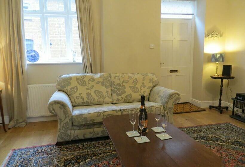 Evelyn Cottage, Charming Cottage Tucked Away