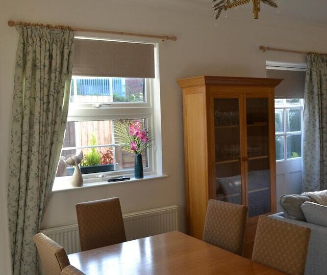 Frinton Escapes  The Cottage