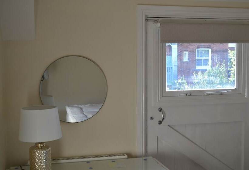 Frinton Escapes  The Cottage