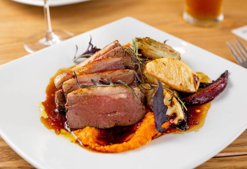 فندق Five Island