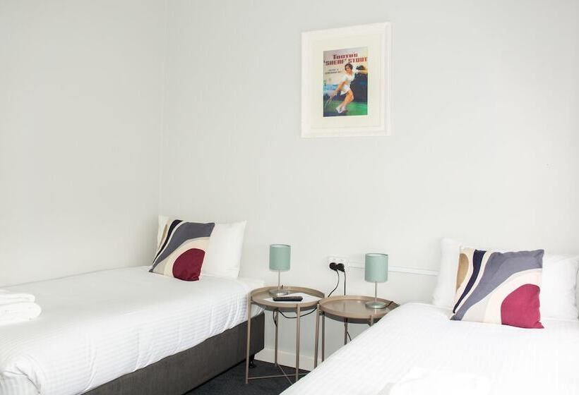 فندق Five Island