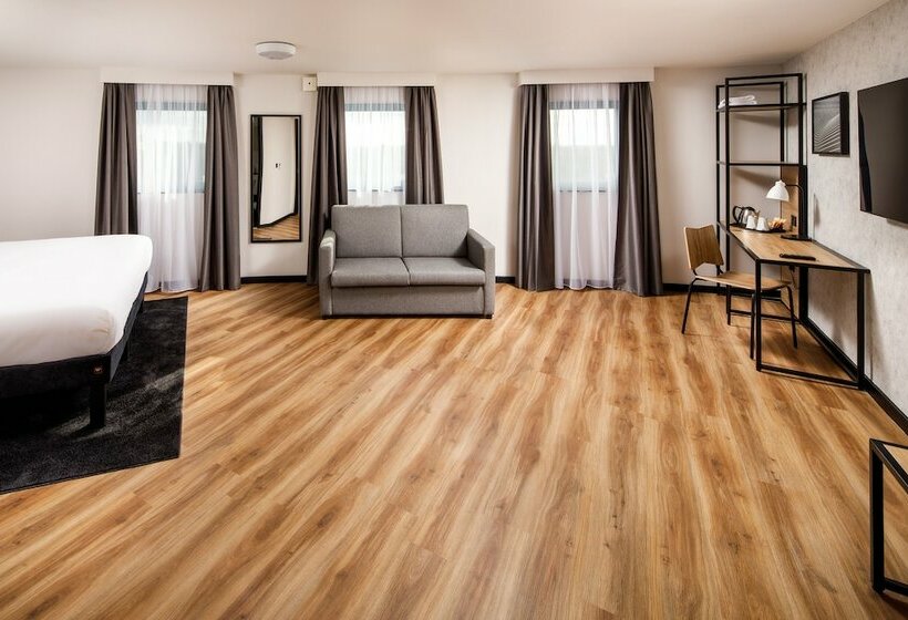 Отель Ibis London Heathrow Terminal 5