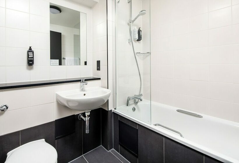 Отель Ibis London Heathrow Terminal 5