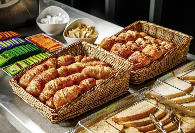 Отель Ibis London Heathrow Terminal 5