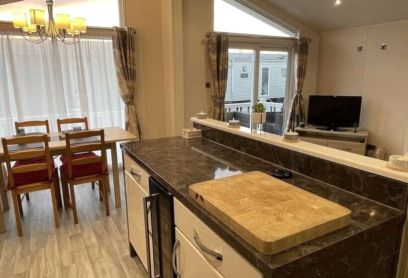 Отель Romney Lodge