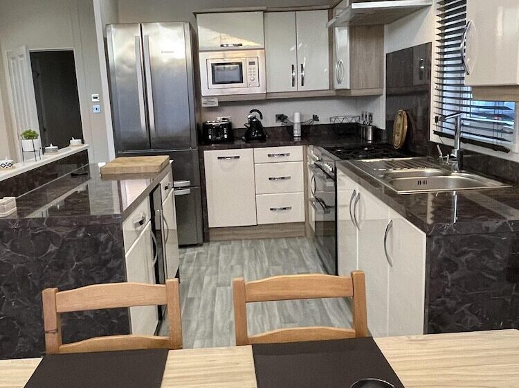 Отель Romney Lodge