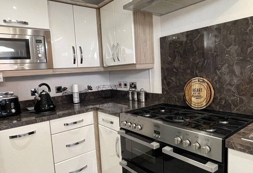 Отель Romney Lodge