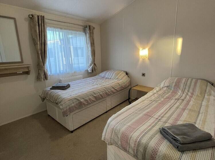 Отель Romney Lodge