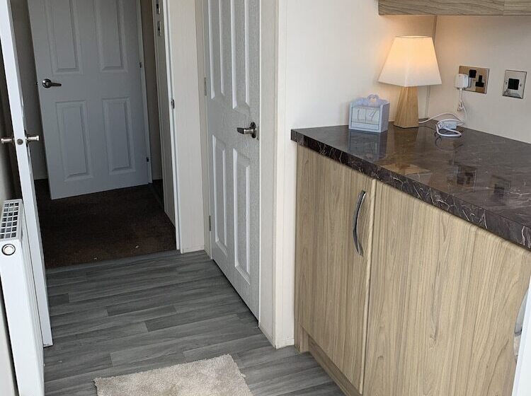 Отель Romney Lodge