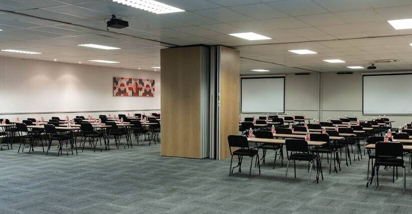 בית מלון כפרי Savoy And Conference Centre