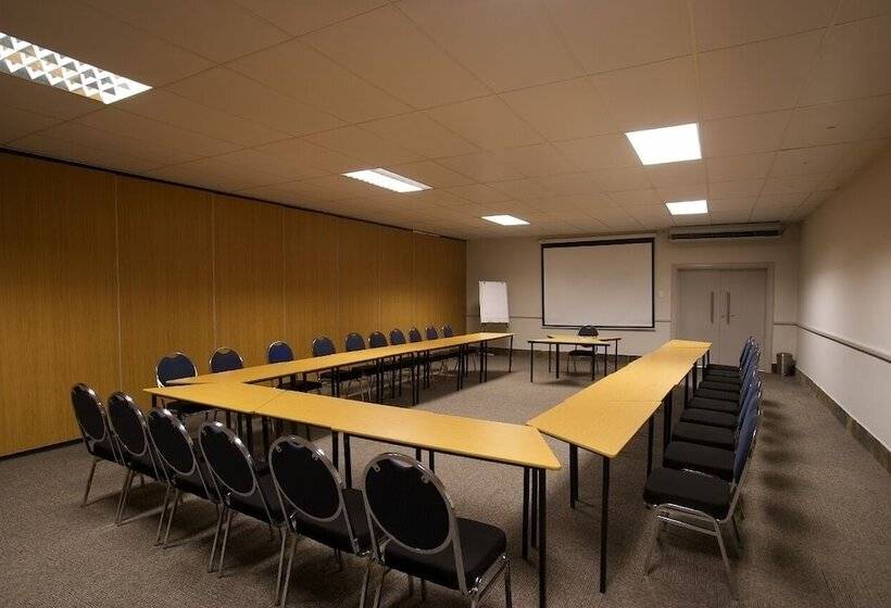 בית מלון כפרי Savoy And Conference Centre