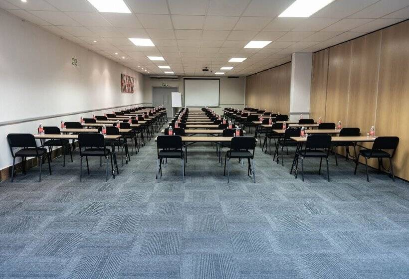 בית מלון כפרי Savoy And Conference Centre