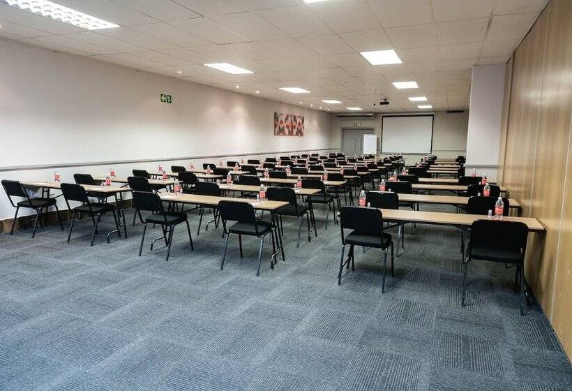 בית מלון כפרי Savoy And Conference Centre