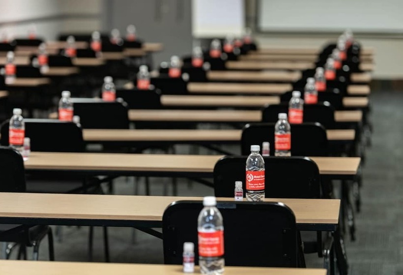 בית מלון כפרי Savoy And Conference Centre