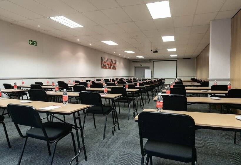 בית מלון כפרי Savoy And Conference Centre