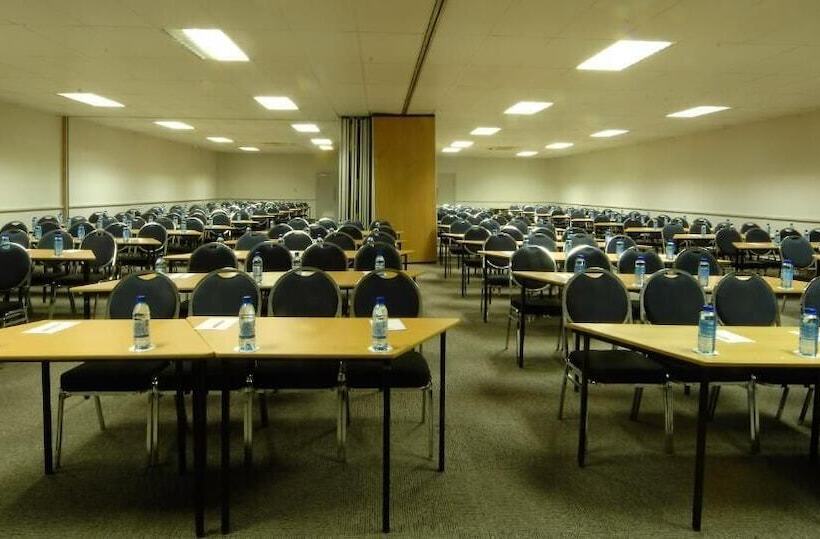 בית מלון כפרי Savoy And Conference Centre