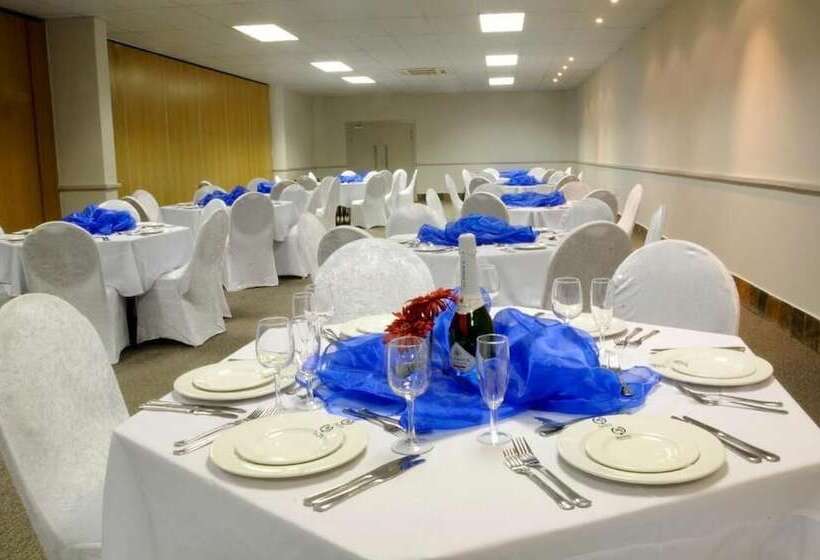 בית מלון כפרי Savoy And Conference Centre