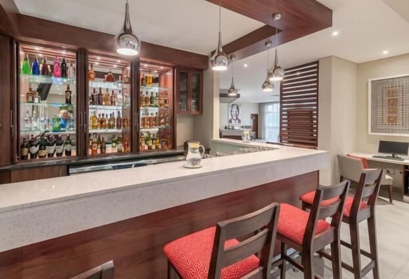 בית מלון כפרי Savoy And Conference Centre