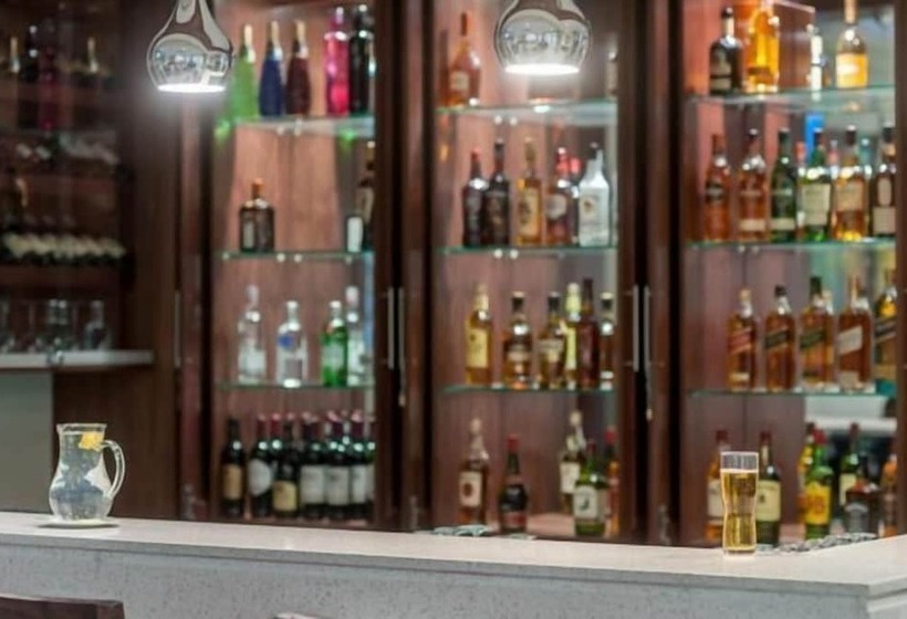 בית מלון כפרי Savoy And Conference Centre