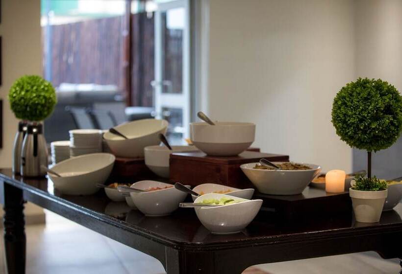 בית מלון כפרי Savoy And Conference Centre