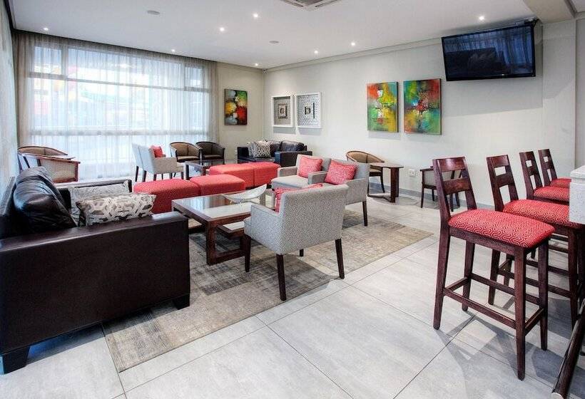 בית מלון כפרי Savoy And Conference Centre