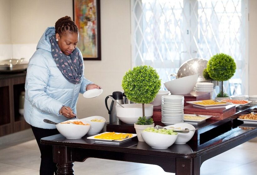 בית מלון כפרי Savoy And Conference Centre