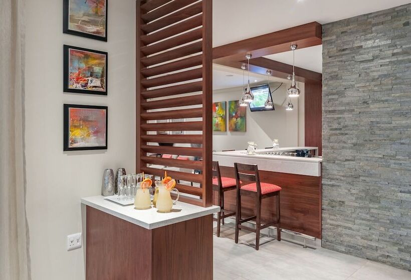 בית מלון כפרי Savoy And Conference Centre