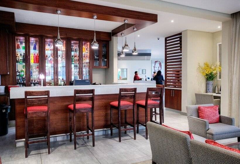 בית מלון כפרי Savoy And Conference Centre