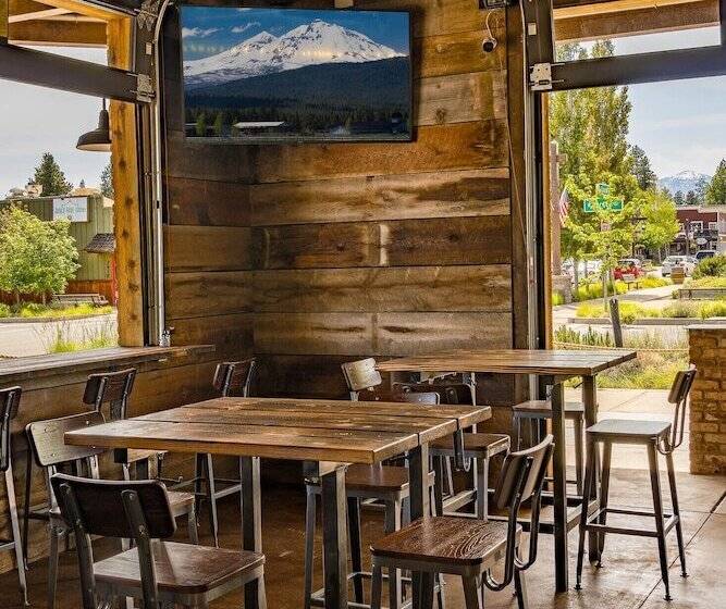 فندق Ski Inn Taphouse