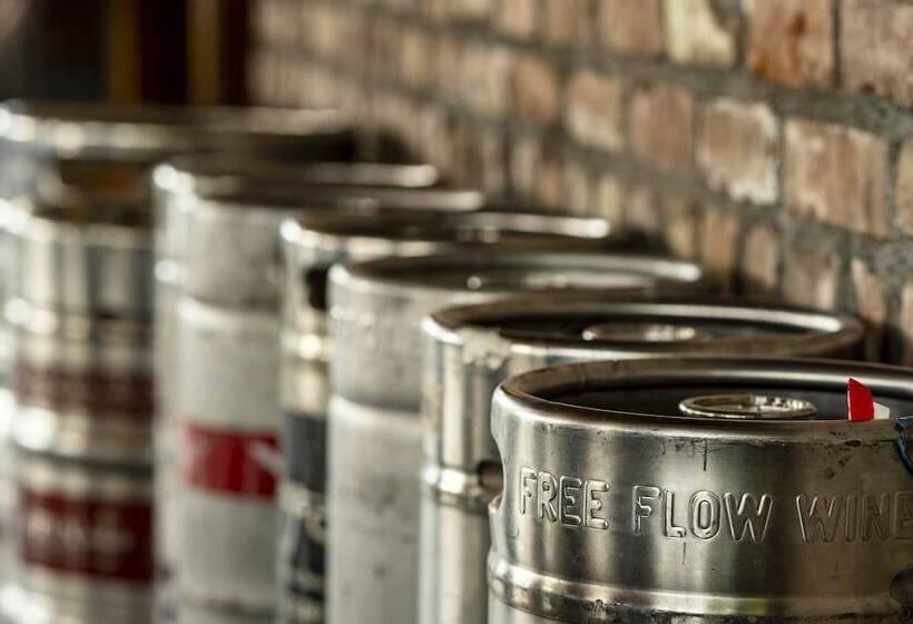 فندق Ski Inn Taphouse