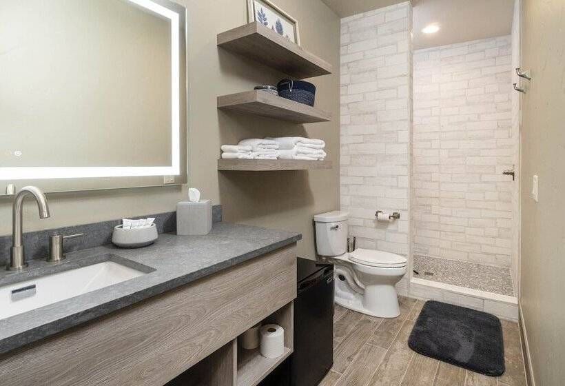 فندق Ski Inn Taphouse