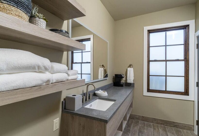 فندق Ski Inn Taphouse