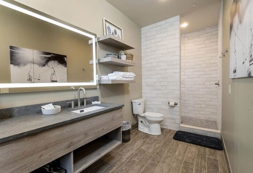 فندق Ski Inn Taphouse