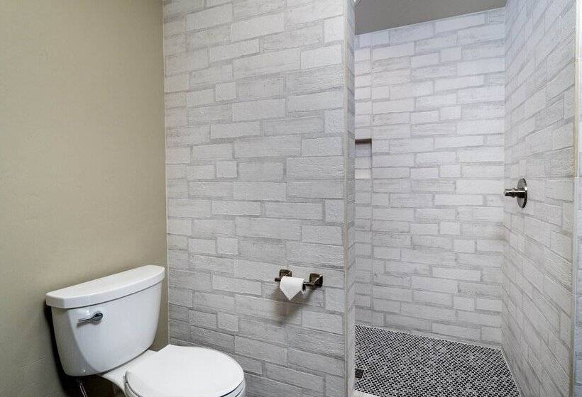 فندق Ski Inn Taphouse