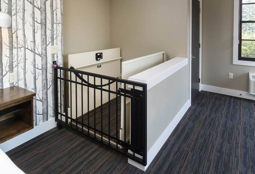 فندق Ski Inn Taphouse