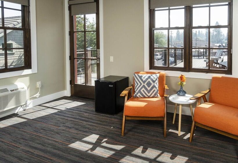 فندق Ski Inn Taphouse